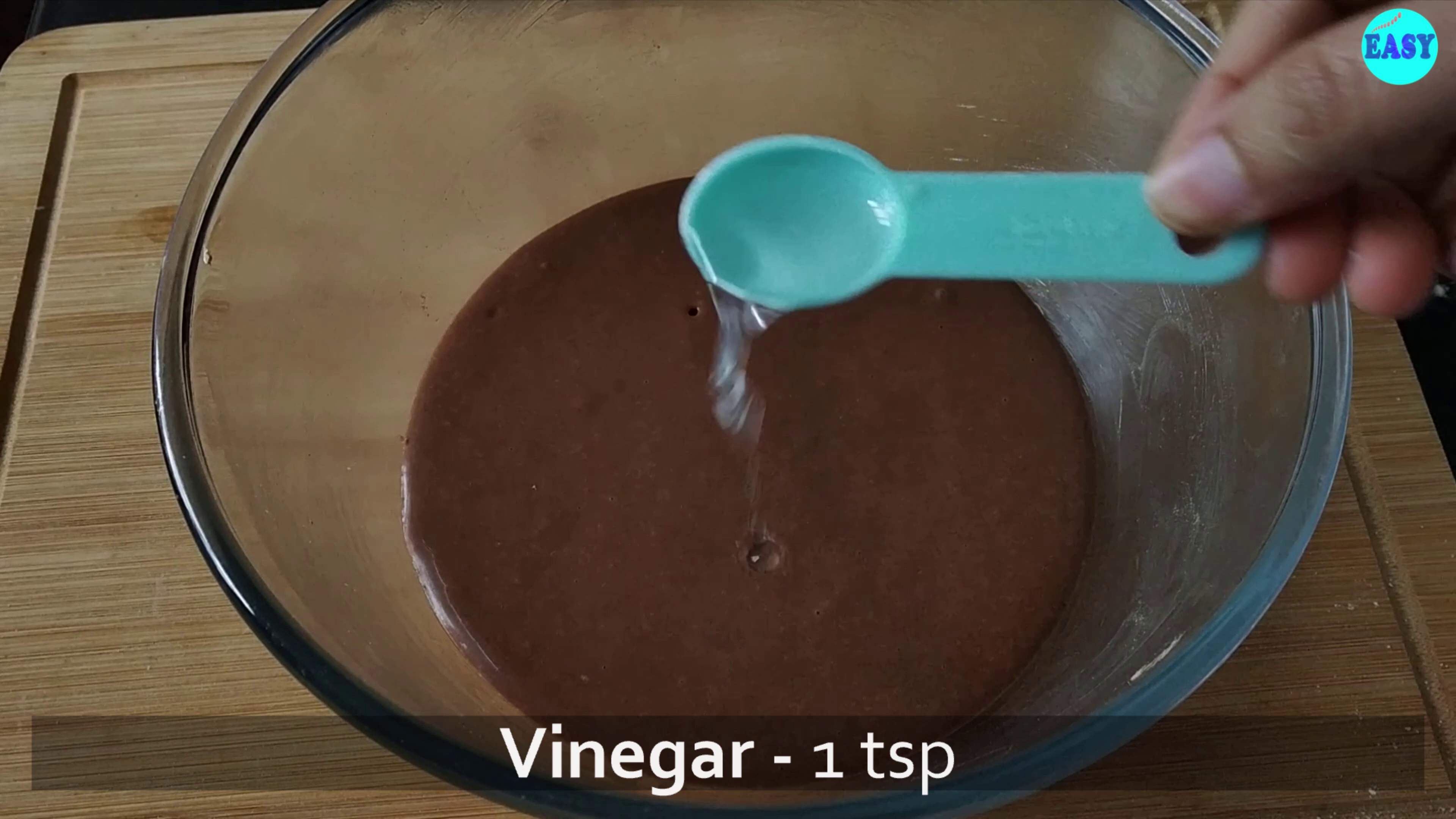 Step 7 - Now add the vinegar to it and quickly mix it with the batter.