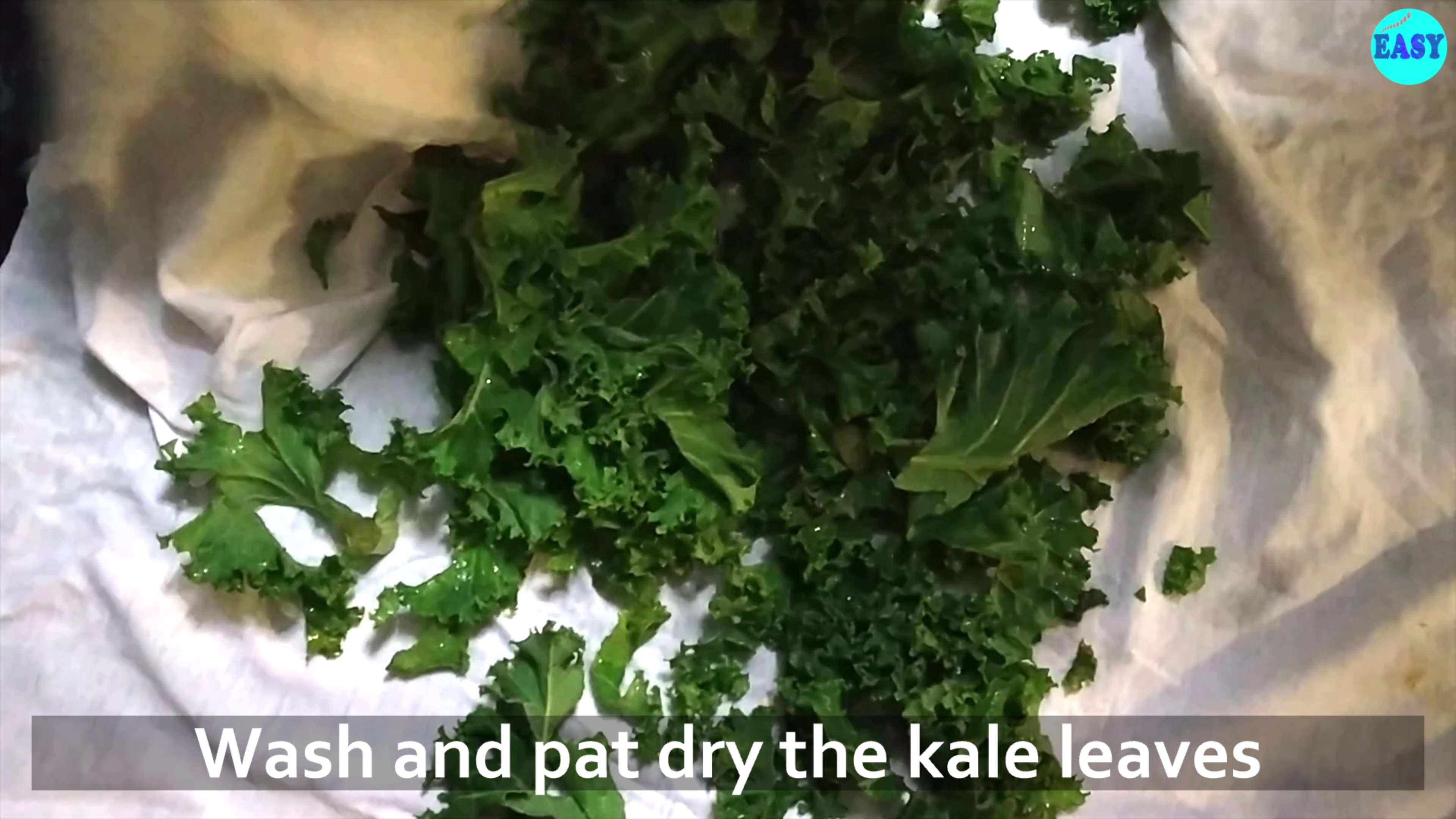 Step 1 - Wash the spinach or kale leaves thoroughly and Pat it dry.